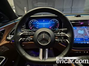Mercedes-Benz E-Class E300 4MATIC AMG Line 2025 года из Южной Кореи