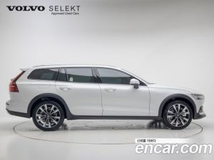 Volvo V60 B5 Ultra AWD 2025 года из Южной Кореи