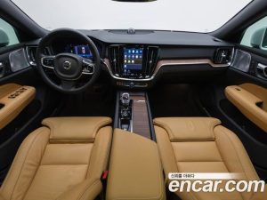 Volvo V60 B5 Ultra AWD 2025 года из Южной Кореи