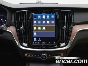 Volvo V60 B5 Ultra AWD 2025 года из Южной Кореи