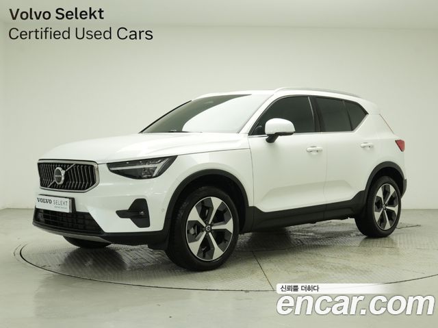 Volvo XC40 B4 Ultra Bright 2025 года из Кореи