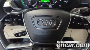 Audi Q8 e-tron 55 4WD Premium 2024 года из Южной Кореи