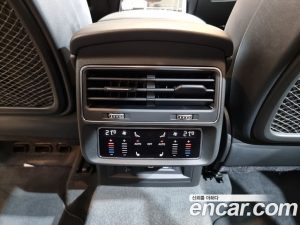 Audi Q8 55 TFSI 4WD Premium 2023 года из Южной Кореи