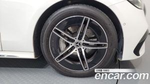 Mercedes-Benz E-Class E300 4MATIC AMG Line 2024 года из Южной Кореи