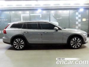 Volvo V60 B5 Ultra AWD 2025 года из Южной Кореи