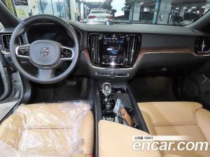 Volvo V60 B5 Ultra AWD 2025 года из Южной Кореи