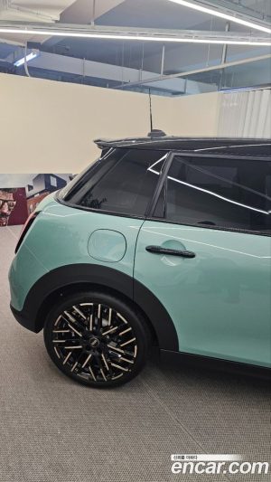 Mini Cooper 5Door Favoured 2025 года из Южной Кореи