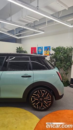 Mini Cooper 5Door Favoured 2025 года из Южной Кореи