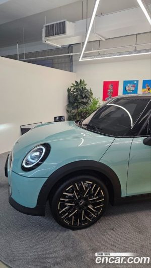 Mini Cooper 5Door Favoured 2025 года из Южной Кореи
