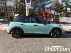 Mini Cooper 5Door Favoured 2025 года из Южной Кореи