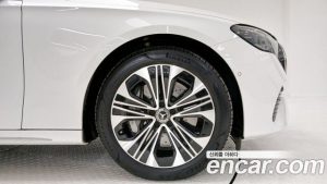 Mercedes-Benz E-Class E350e 4MATIC 2025 года из Южной Кореи