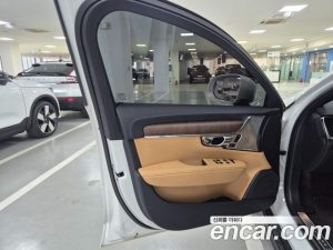 Volvo V90 B5 Ultra AWD 2025 года из Южной Кореи