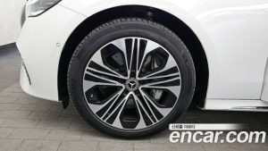 Mercedes-Benz E-Class E350e 4MATIC 2025 года из Южной Кореи