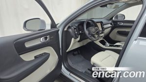 Volvo XC40 B4 Ultra Bright 2025 года из Южной Кореи