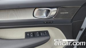 Volvo XC40 B4 Ultra Bright 2025 года из Южной Кореи
