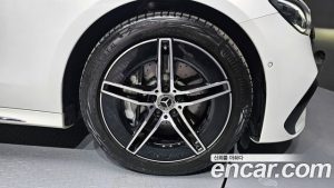 Mercedes-Benz E-Class E300 4MATIC AMG Line 2025 года из Южной Кореи