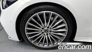 Mercedes-Benz C-Class C300 4MATIC AMG Line 2023 года из Южной Кореи