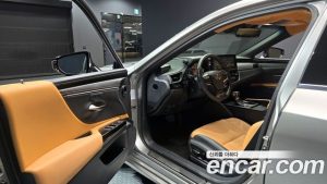 Lexus ES Luxury Plus 2023 года из Южной Кореи