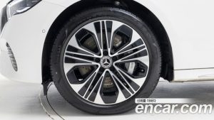 Mercedes-Benz E-Class E350e 4MATIC 2025 года из Южной Кореи