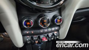 Mini Cooper CLASSIC 2023 года из Южной Кореи