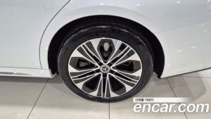 Mercedes-Benz E-Class E350e 4MATIC 2025 года из Южной Кореи