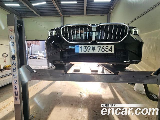 BMW 5-Series 530i xDrive 2024 года из Кореи