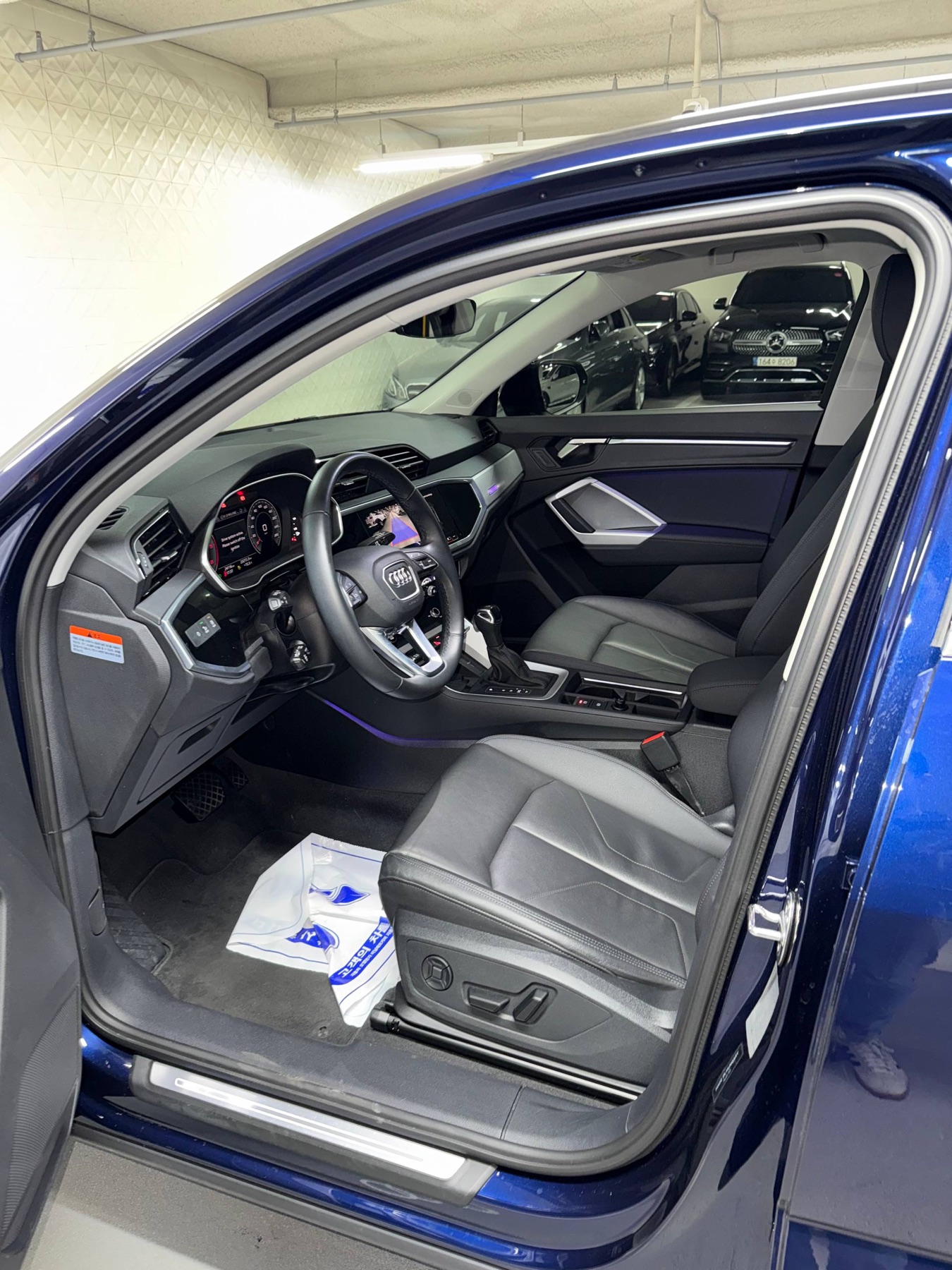 Салон Audi Q3 F3 с места водителя